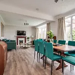 Stunning 4-Bedroom Detached House With Garden In A Great Location - Loads Of Space With Free Parking