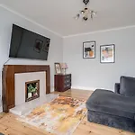 Stunning 4-Bedroom Detached House With Garden In A Great Location - Loads Of Space With Free Parking
