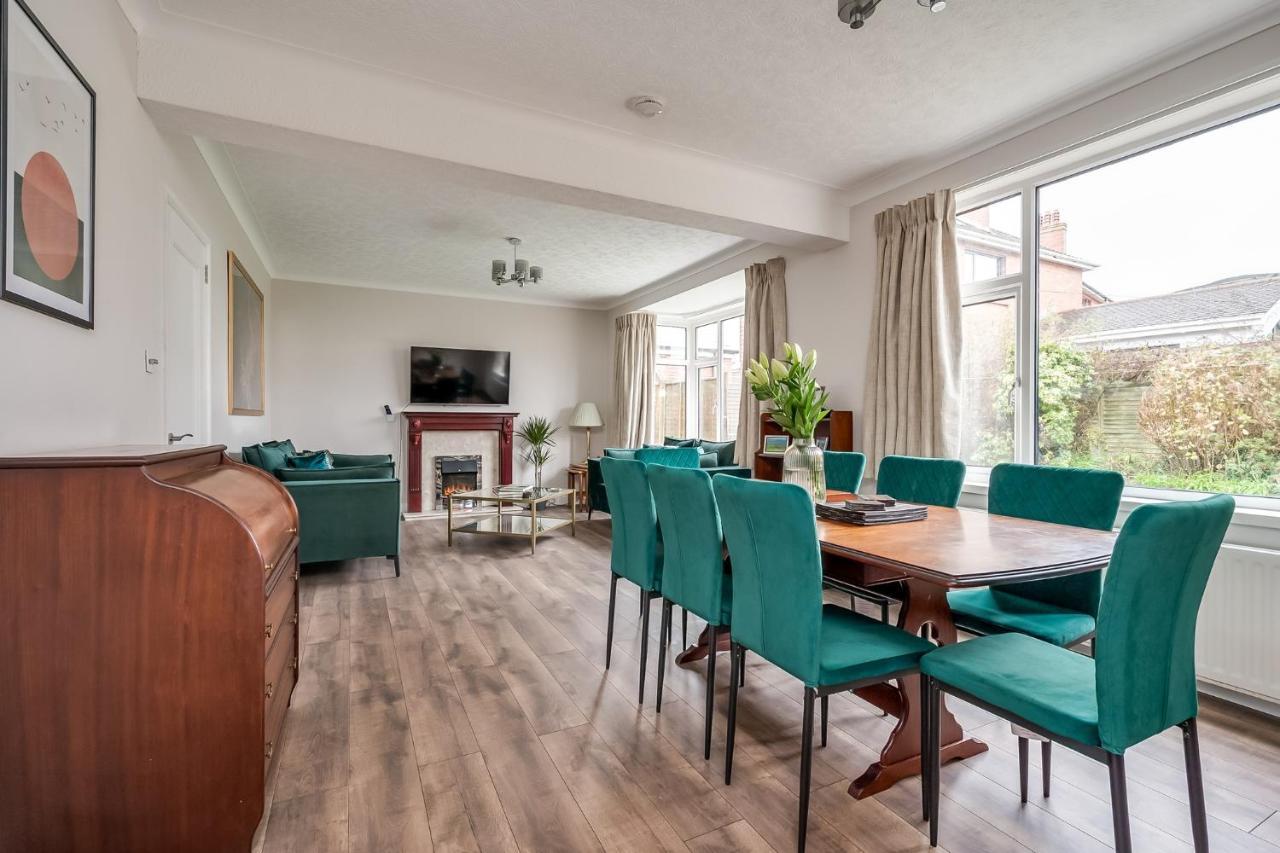 Stunning 4-bedroom Detached House With Garden In A Great Location - Loads Of Space With Free Parking Hébergement de vacances *
