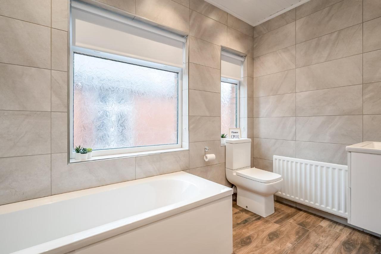 Stunning 4-bedroom Detached House With Garden In A Great Location - Loads Of Space With Free Parking * Belfast