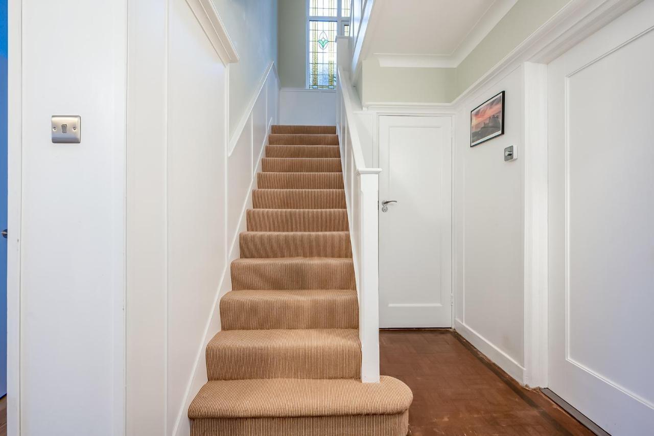 Stunning 4-bedroom Detached House With Garden In A Great Location - Loads Of Space With Free Parking