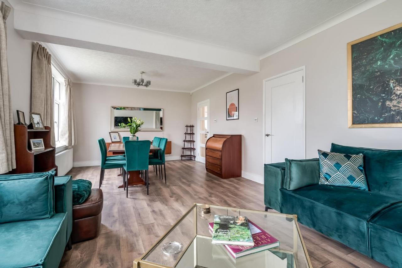 Hébergement de vacances Stunning 4-bedroom Detached House With Garden In A Great Location - Loads Of Space With Free Parking