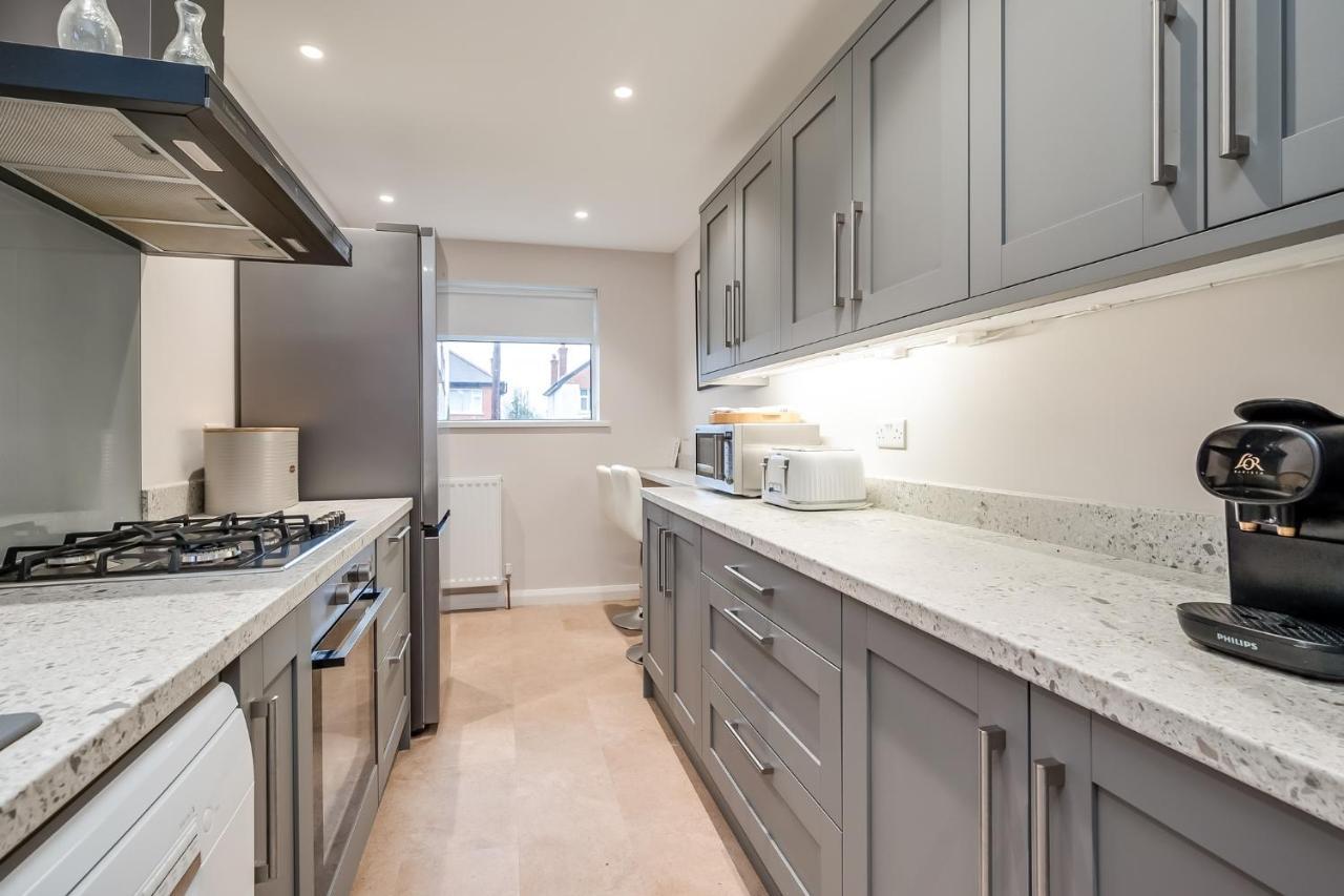 Stunning 4-bedroom Detached House With Garden In A Great Location - Loads Of Space With Free Parking Belfast