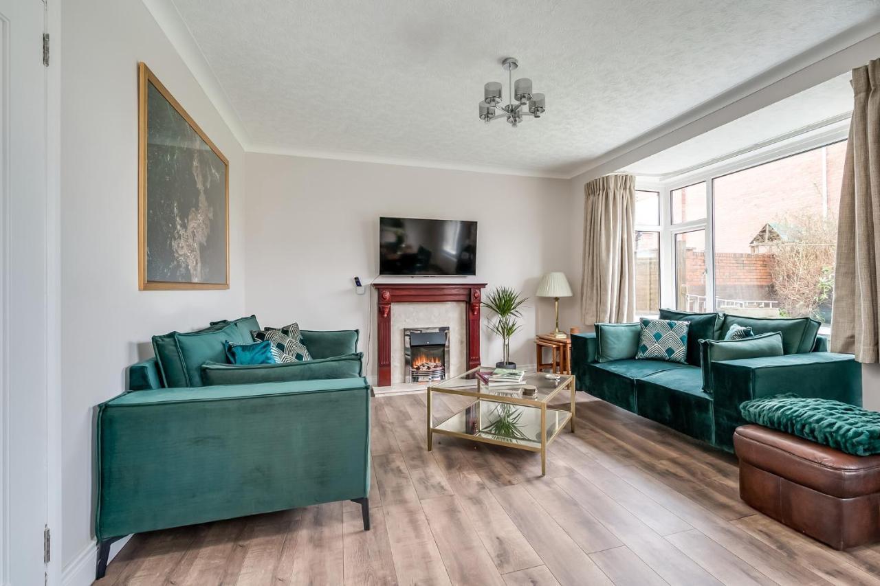 Stunning 4-bedroom Detached House With Garden In A Great Location - Loads Of Space With Free Parking
