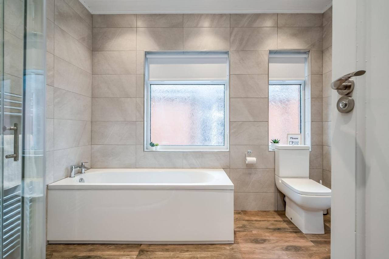 Cavehill View - Elegant 4-bedroom Detached House In Great Location With Free Parking