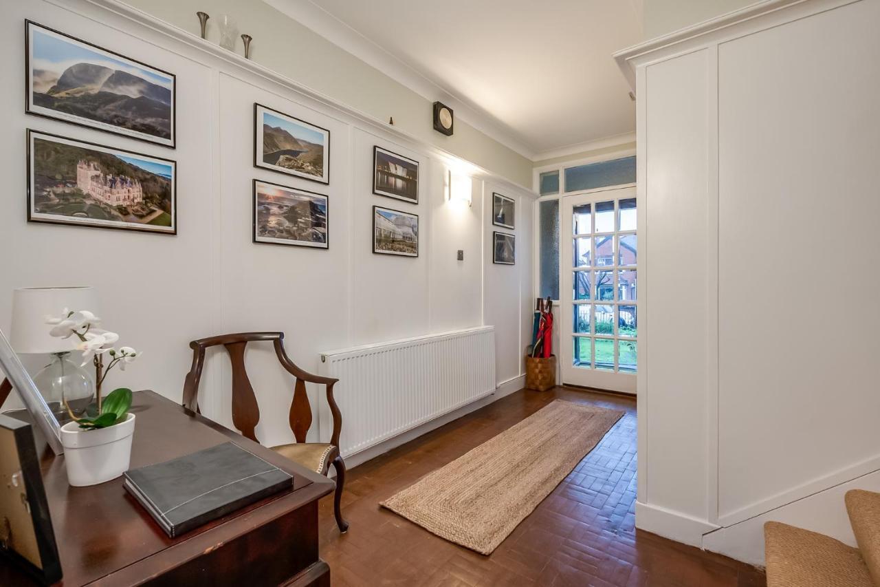 Stunning 4-bedroom Detached House With Garden In A Great Location - Loads Of Space With Free Parking Hébergement de vacances *