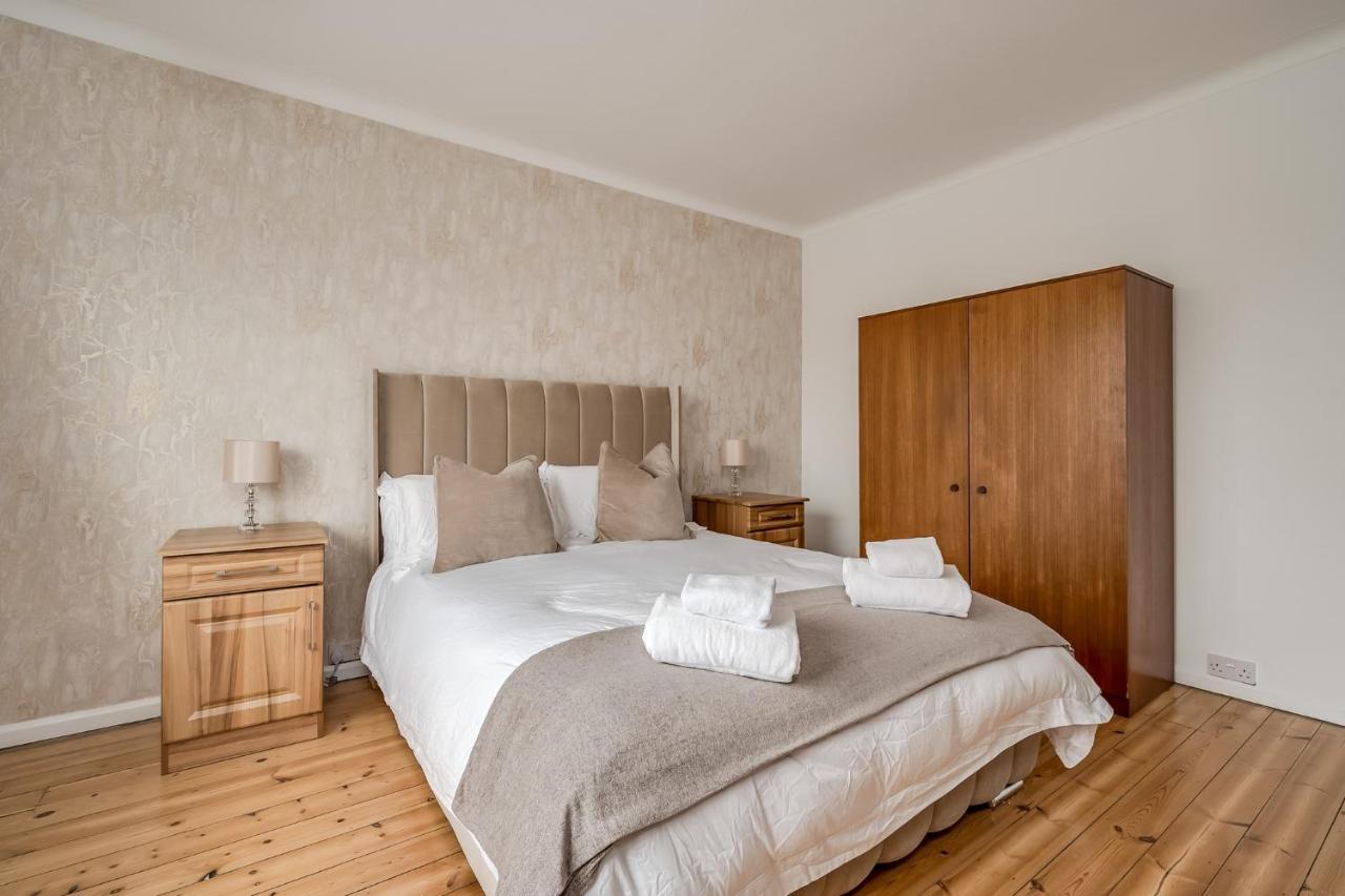 Hébergement de vacances Stunning 4-bedroom Detached House With Garden In A Great Location - Loads Of Space With Free Parking