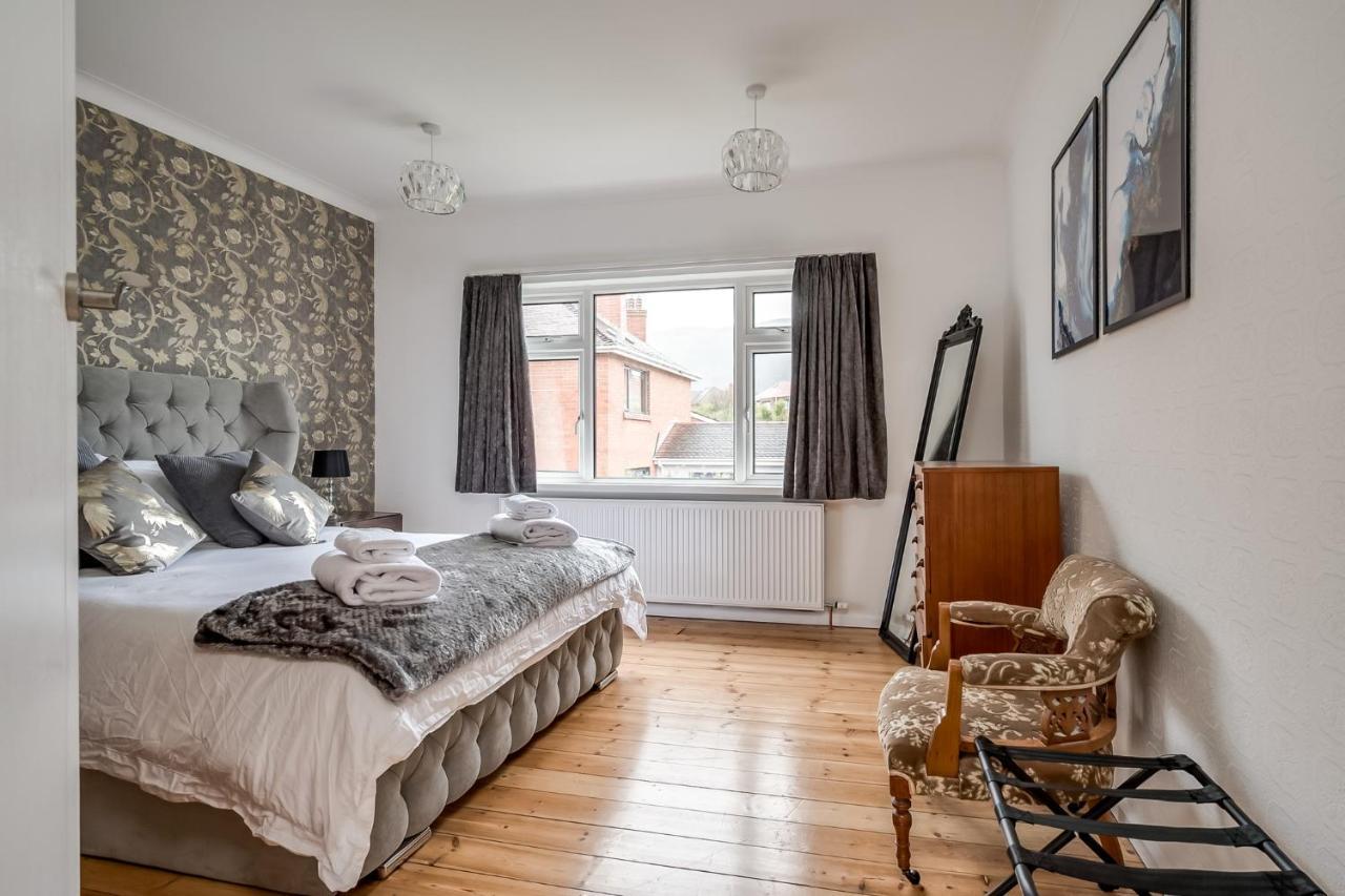 Hébergement de vacances Stunning 4-bedroom Detached House With Garden In A Great Location - Loads Of Space With Free Parking *