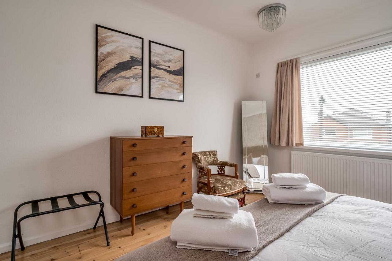 Stunning 4-bedroom Detached House With Garden In A Great Location - Loads Of Space With Free Parking Hébergement de vacances Belfast
