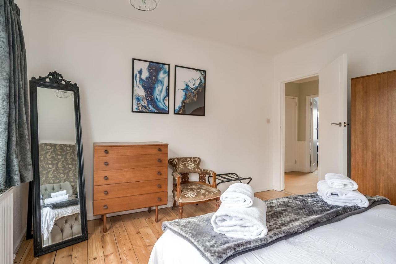 Stunning 4-bedroom Detached House With Garden In A Great Location - Loads Of Space With Free Parking Hébergement de vacances