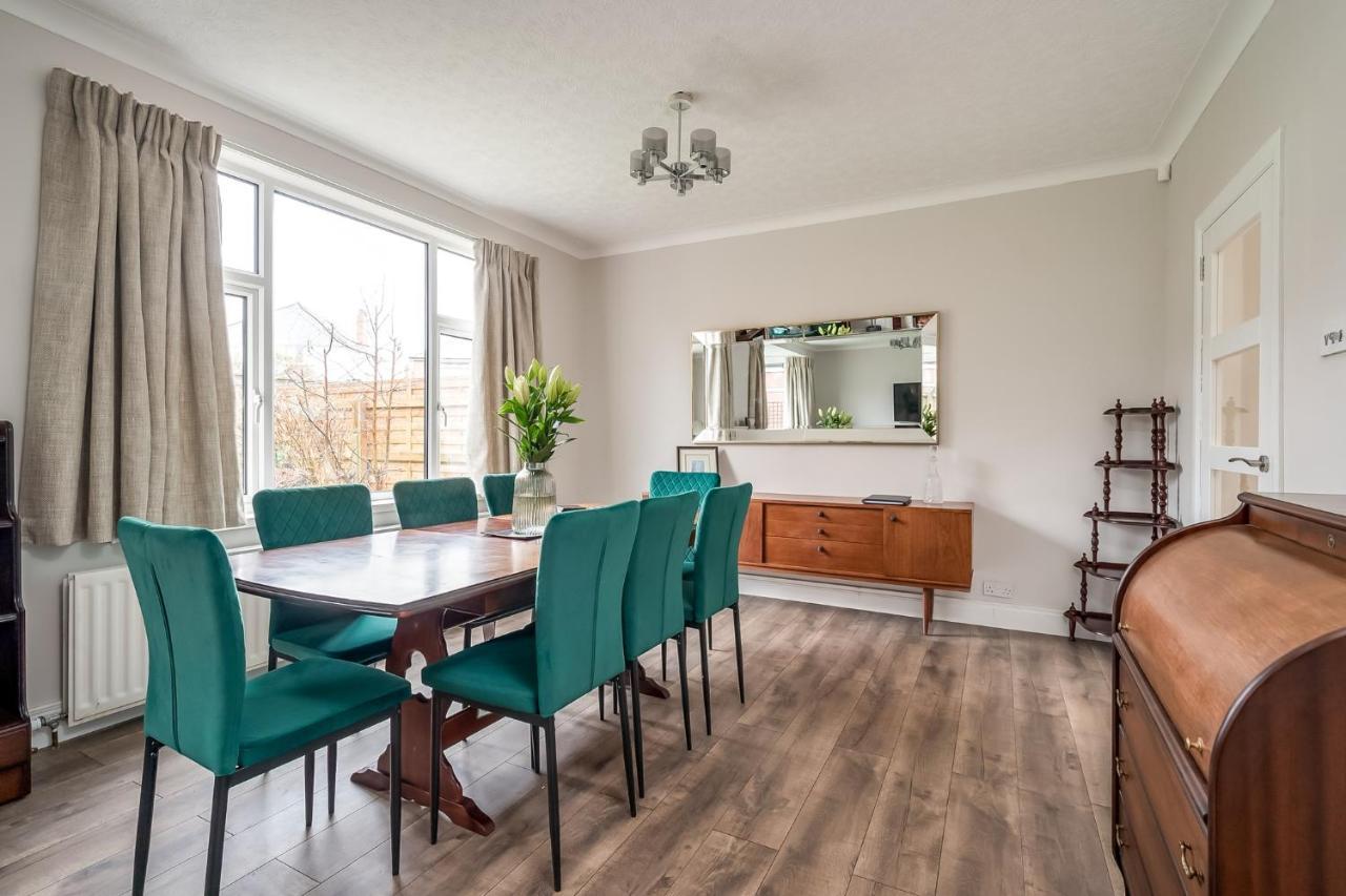 Stunning 4-bedroom Detached House With Garden In A Great Location - Loads Of Space With Free Parking Hébergement de vacances *