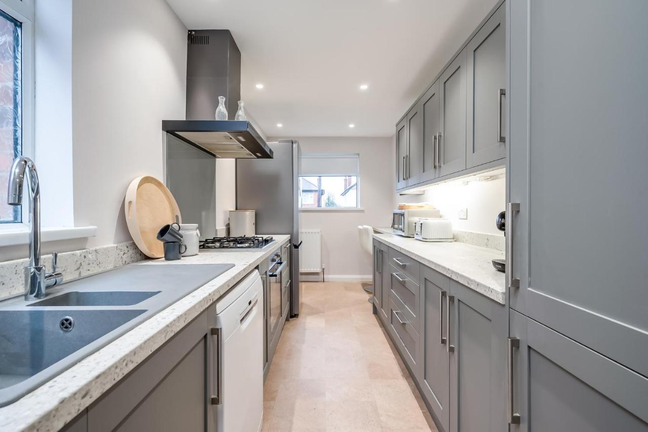 Holiday home Stunning 4-bedroom Detached House With Garden In A Great Location - Loads Of Space With Free Parking